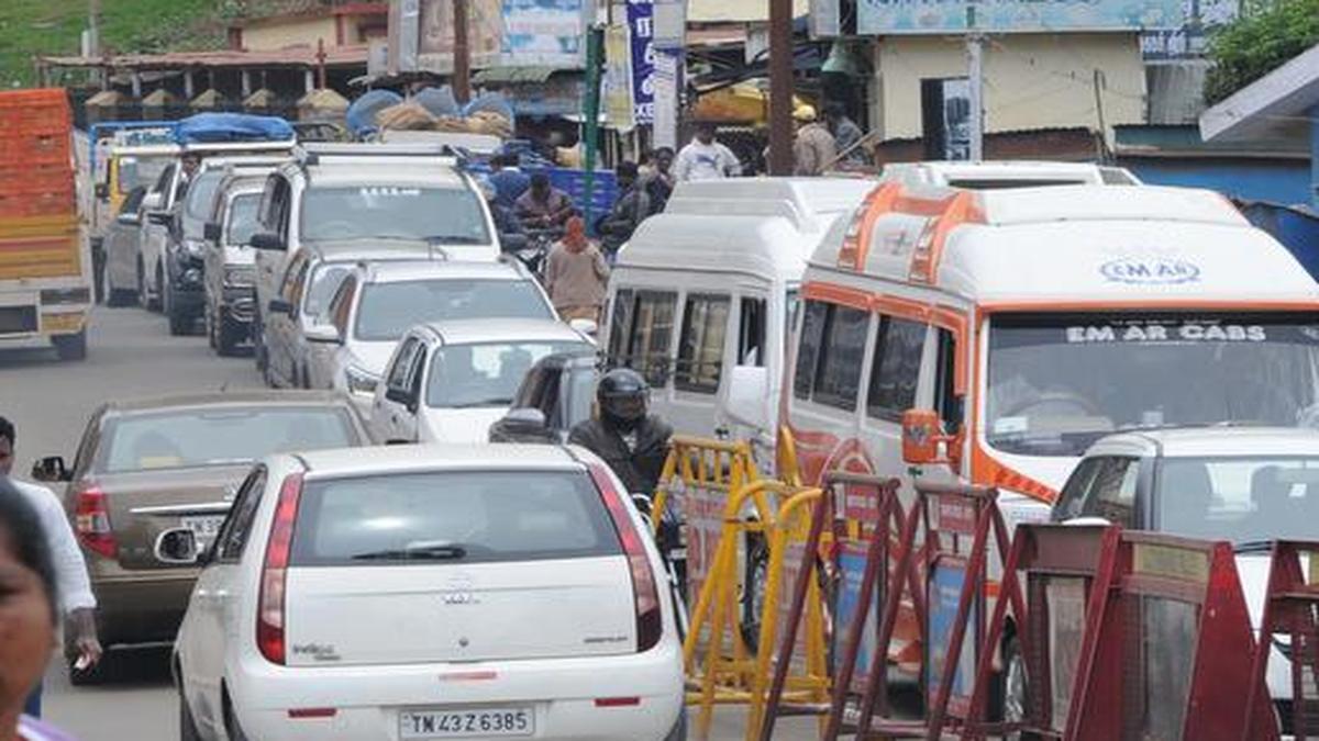 தொடர் விடுமுறையை முன்னிட்டு உதகை நகரில் சுற்றுலா பயணிகள் வருகை கணிசமாக அதிகரித்துள்ளது