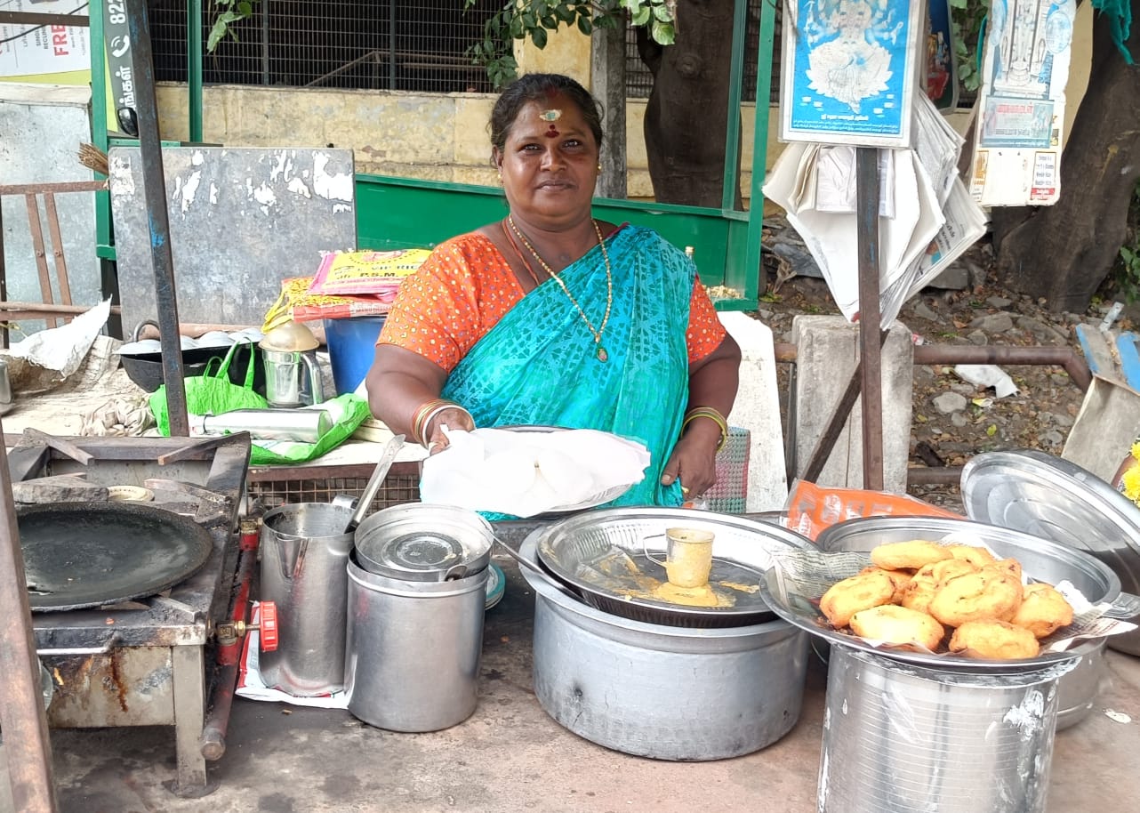 வணிக காஸ் சிலிண்டர் விலை உயர்வு   கையேந்தி பவன்களிலும் பாதிப்பு 