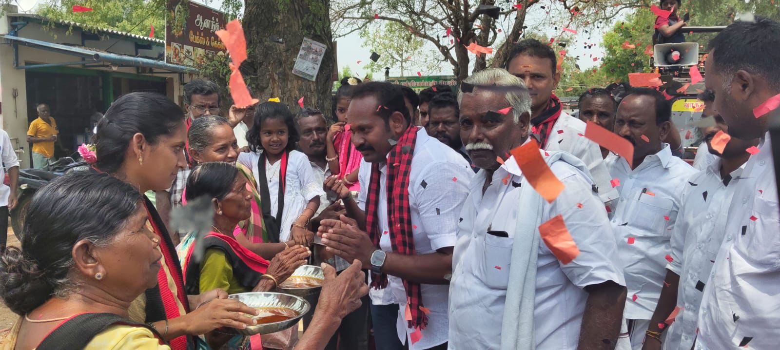 சங்ககிரி தொகுதி சுண்ட மேட்டூரில் வடக்கு ஒன்றிய திமுக பொறுப்பாளர் க. பச்சமுத்து தலைமையில்   வேட்பாளர் மு. மணிகண்டனுக்கு   உற்சாக வரவேற்பு