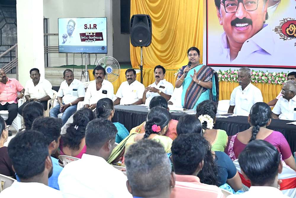 தனித்தனி படிவம் பெற்று பதிவு செய்தால் தான் நமக்கு ஓட்டுரிமை கிடைக்கும், ஓட்டு போட முடியும்: யாரும் அலட்சியமாக இருக்க வேண்டாம் - அமைச்சர் கீதாஜீவன் 